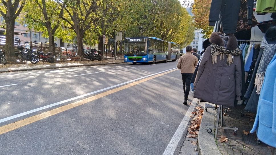 La corsia preferenziale è il rischio principale per chi attraversa viale Battisti lontano dalle strisce