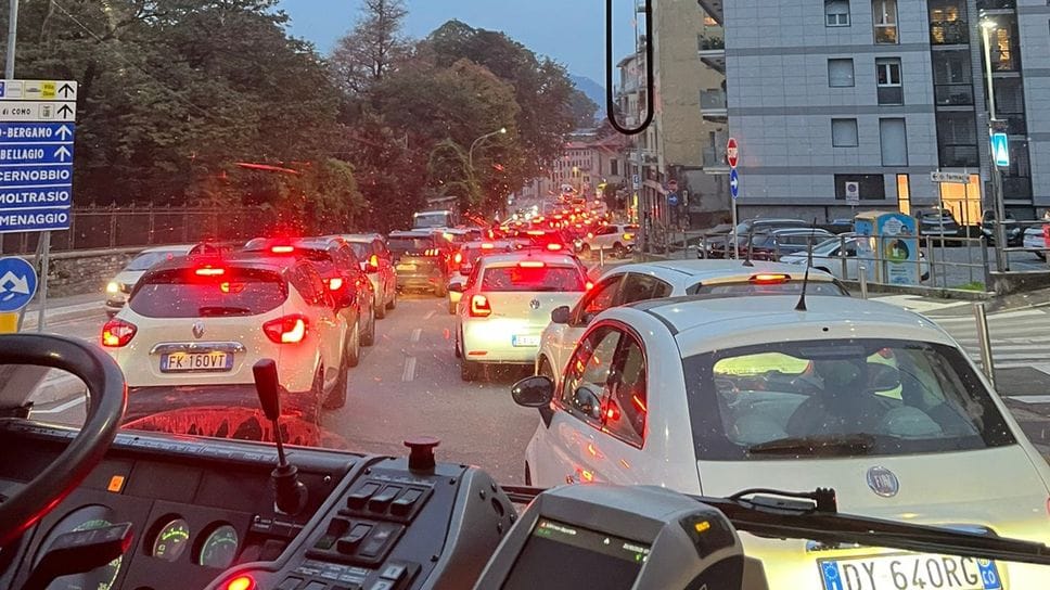 Uno dei bus delle linee del lago in coda a Villa Olmo di Como
