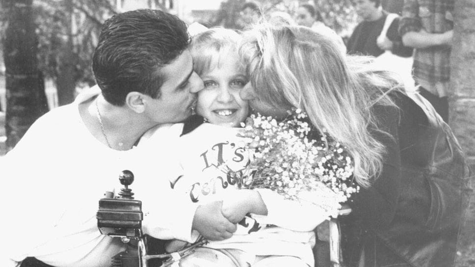 La giovane (qui con papà e mamma) è scomparsa a soli 13 anni