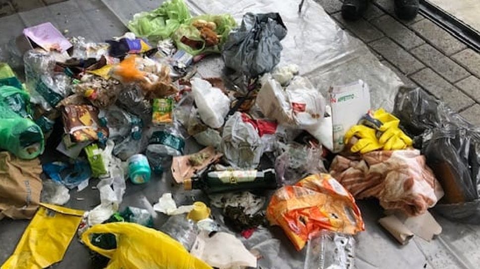 Alcuni dei sacchi di indifferenziata controllati dall’ispettore ambientale a Olgiate