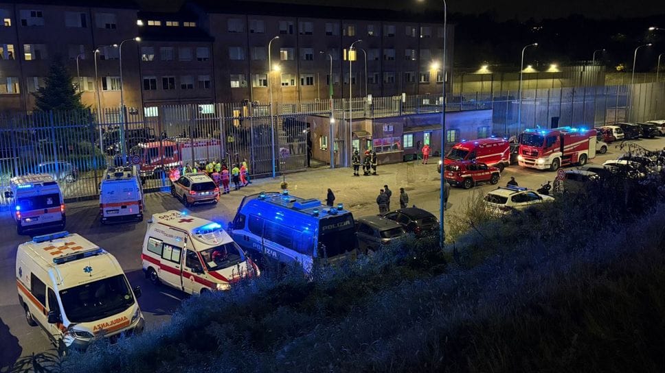 Il dispiegamento di soccorritori e forze di polizia fuori dal Bassone