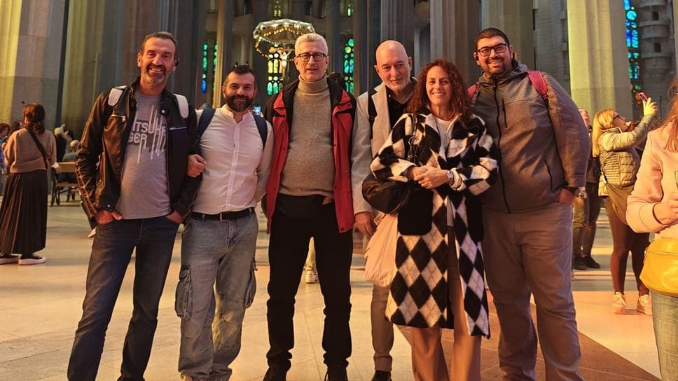 Il comandante Matteo Trimigno, quarto da sinistra, a Barcellona insieme ai suoi agenti