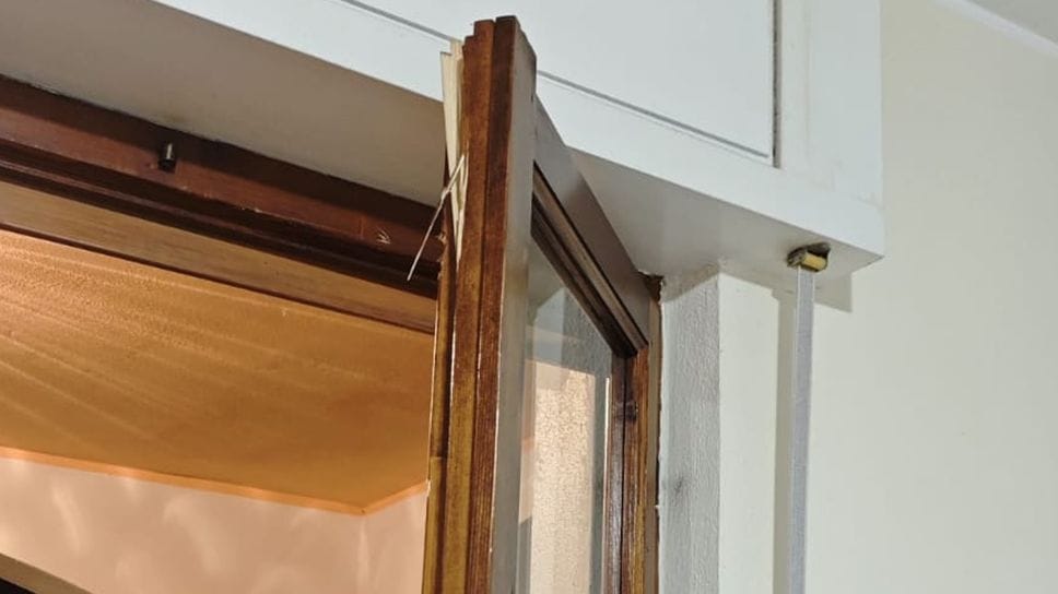La porta finestra dell’abitazione scardinata dai ladri