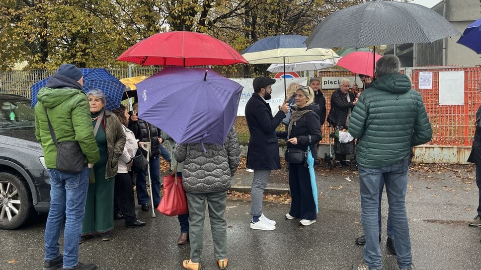 Il presidio ieri mattina alla piscina di via del Dos
