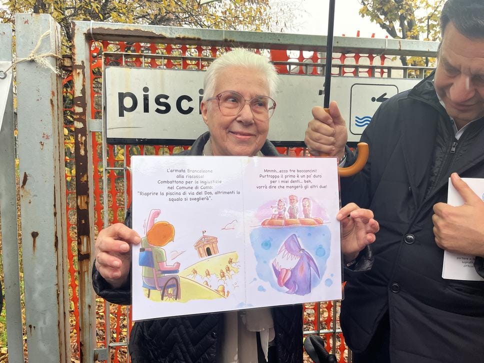 Il presidio contro la chiusura di via Del Dos, tre anni fa  - Pia Pullici presidente dell’associazione Thais mostra un’illustrazione satirica