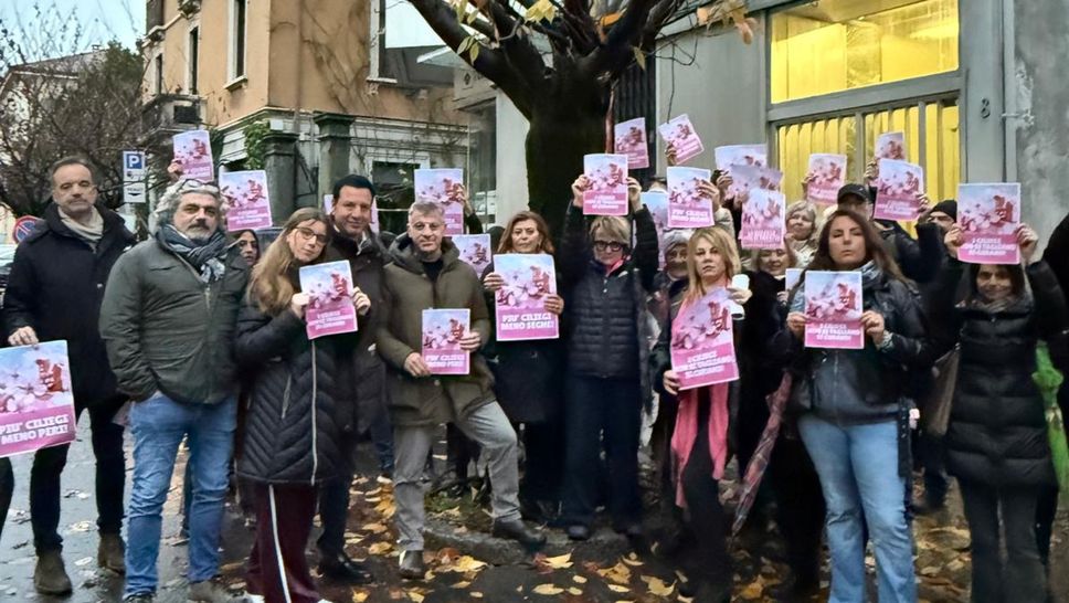 Un gruppo di cittadini si è riunito in via XX Settembre lunedì mattina per bloccare il taglio delle piante