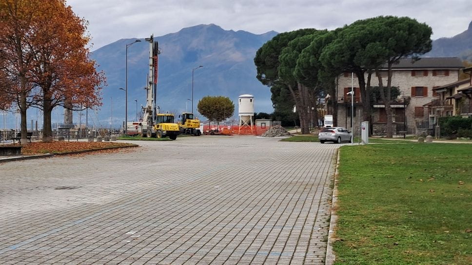 Uno scorcio dell’ampio piazzale: sullo sfondo il cantiere installato per i primi lavori di consolidamento
