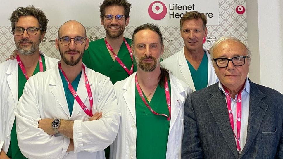 L’équipe ortopedica dell’ospedale di Erba con il primario Tiziano Villa (secondo da destra in prima fila)