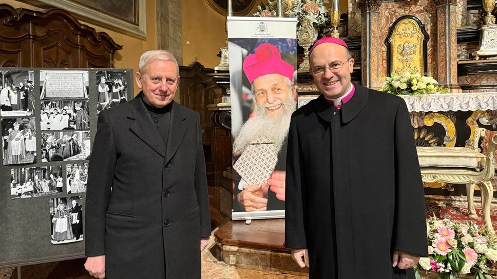 Monsignor Angelo Pirovano con l’arcivescovo Samuele Sangalli: alle loro spalle il ritratto di padre Aristide