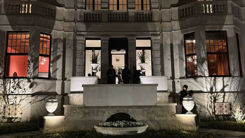 La facciata di Casabianca illuminata di sera