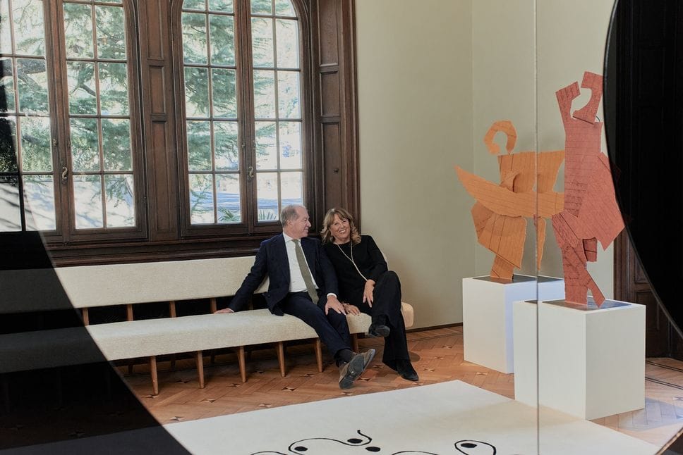 Antonella e Paolo De Santis riflessi nell’opera ’Buco Nero’ di Michelangelo Pistoletto