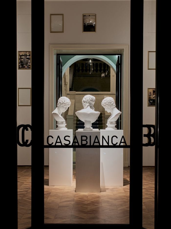 L’ingresso della Casabianca con l’installazione site-specific “Habitat” di Giulio Paolini