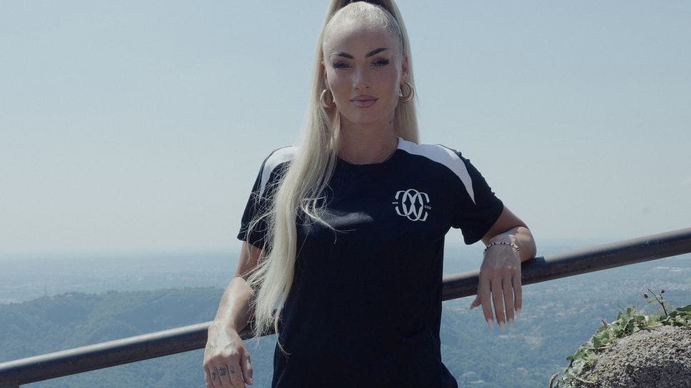 Alisha Lehmann con la maglia del Como