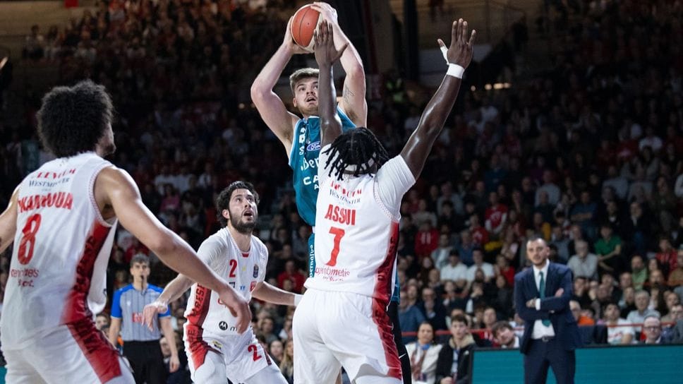 Uno dei tiri che Grant Basile ha preso nel derby perso in trasferta a Varese