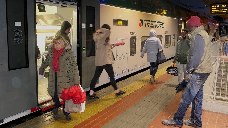 I viaggiatori di sera alla stazione di Erba