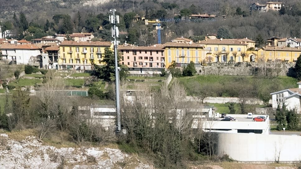 L’antenna telefonica in via Lecco