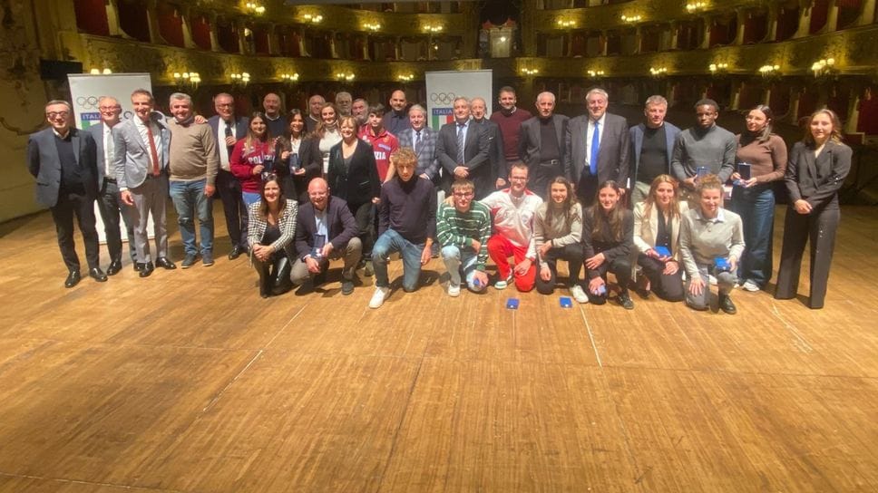 Foto di gruppo per premiati e ospiti sul palco del Teatro Sociale