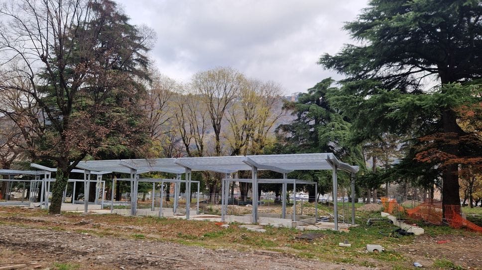 La struttura prende forma nei giardini al lago