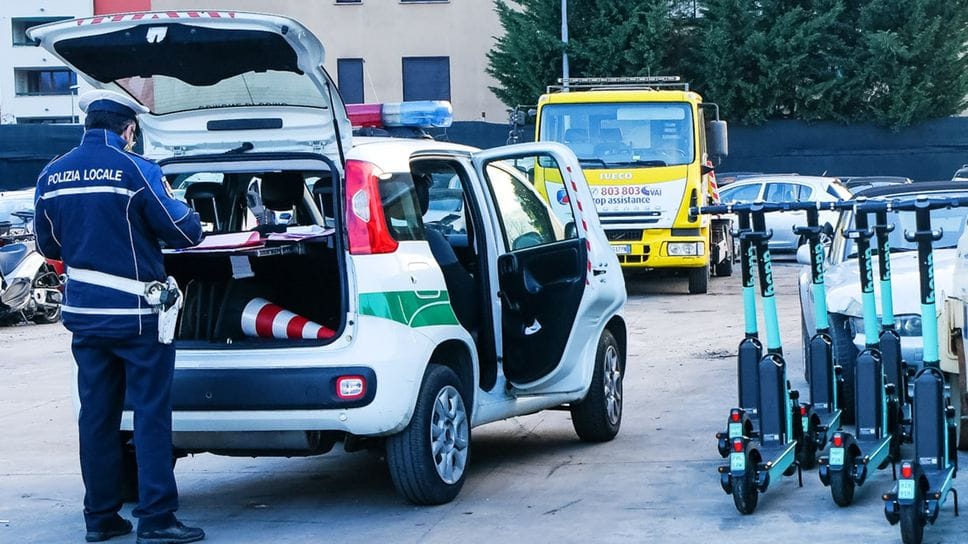 La polizia locale sta facendo controlli sui monopattini