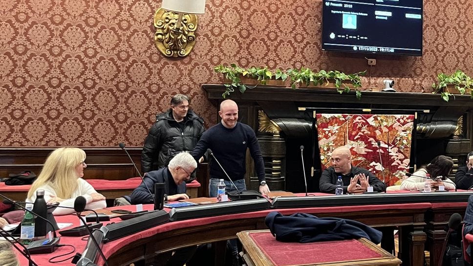 Paola Tocchetti (a sinistra) lunedì sera si è spostata sui banchi della minoranza