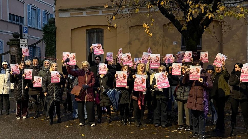 La protesta dei residenti (e non solo) a difesa dei ciliegi di via XX Settembre