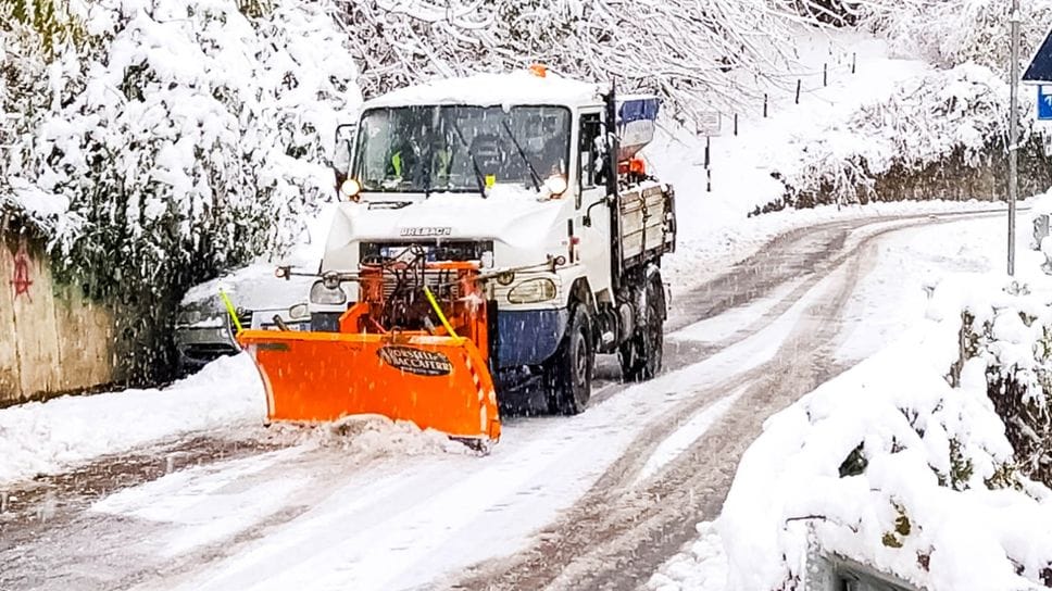 Uno spazzaneve in azione: l’Amministrazione provinciale ha attivato 94 mezzi