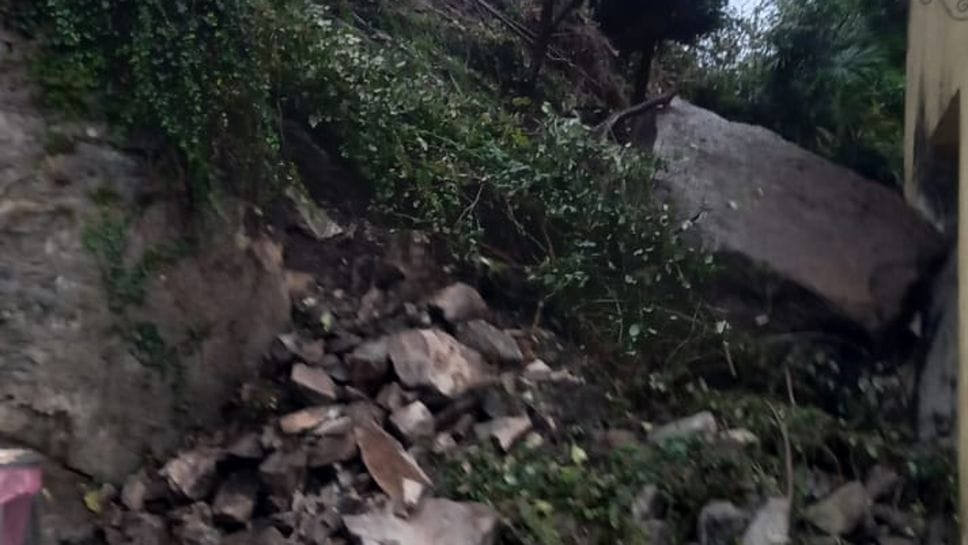 Il masso che è finito contro il muro perimetrale della chiesetta (Palumbo)