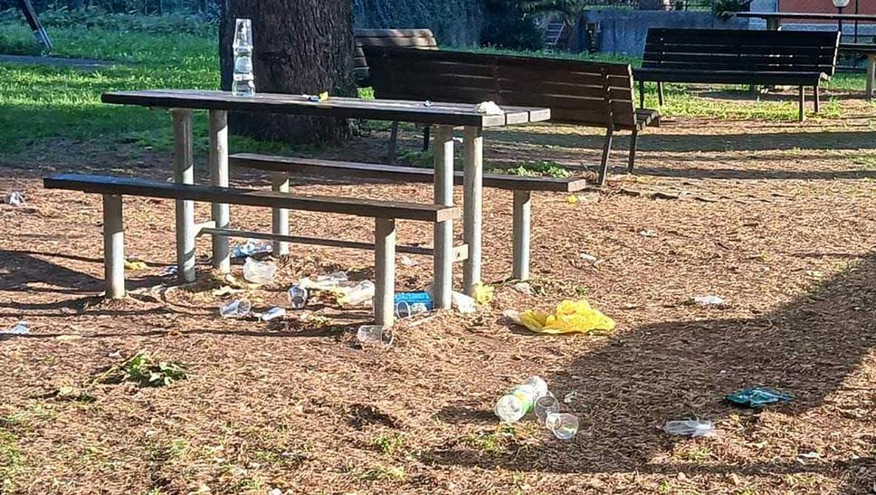 Le condizioni in cui viene lasciato il parchetto dalla banda di giovani