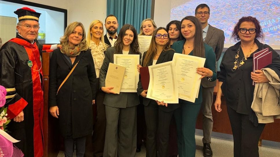 Fabio Angeli e Manuela Soncin (a sinistra) con alcuni neolaureati