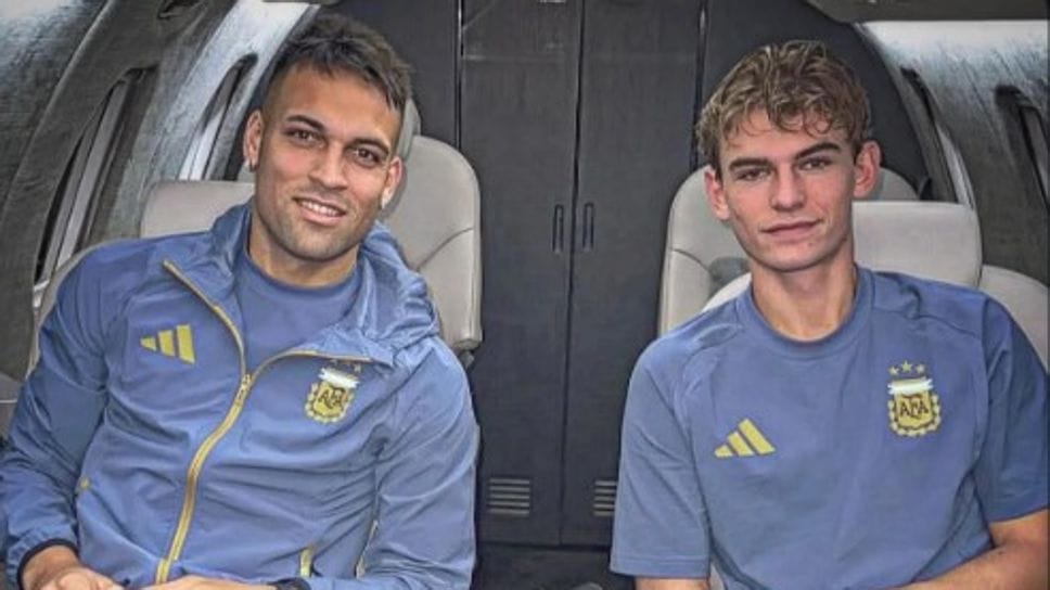 La foto iconica tra Lautaro Martinez e Nico Paz, di rientro dagli impegni con l’Argentina