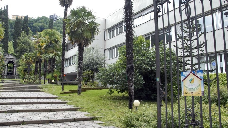 L’edificio sulla destra, all’interno dell’area che costituisce la scuola, ha tre piani sormontati da una terrazza