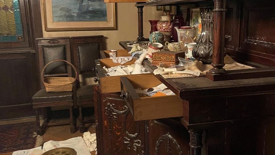 ecco come era ridotta la casa occupata abusivamente da tempo: mobili e suppellettili distrutti