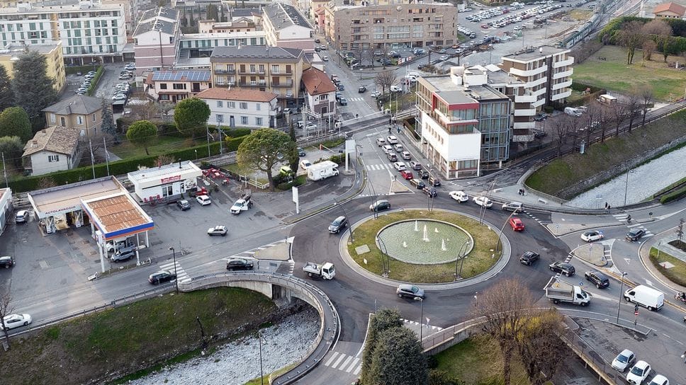 Una vista del passaggio a livello di Corso 25 Aprile: i progetti per eliminarlo sono sulla carta (Bartesaghi)