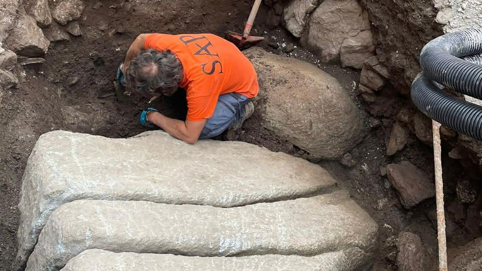 Gli operai alle prese con i reperti trovati durante i lavori  (Bartesaghi)