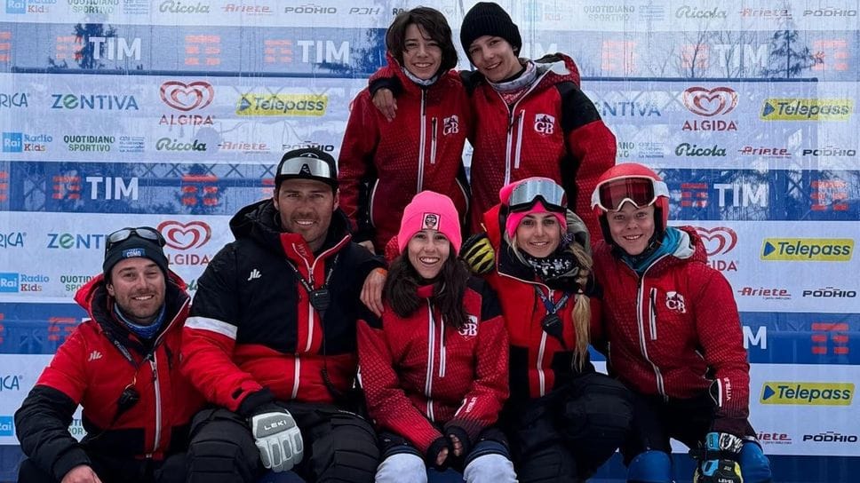 Un gruppo di atleti del Gb ski club Asso