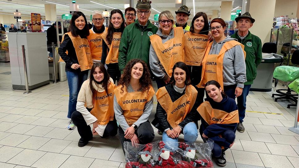 Un gruppo di volontari che ha partecipato alla raccolta