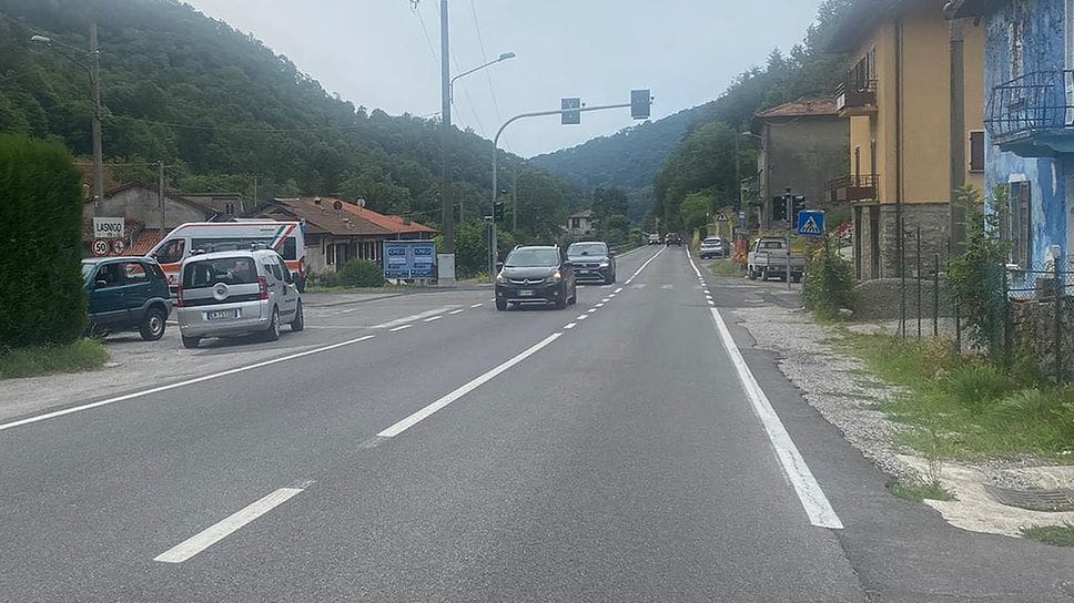 La provinciale che attraversa il comune di Lasnigo  (Archivio)