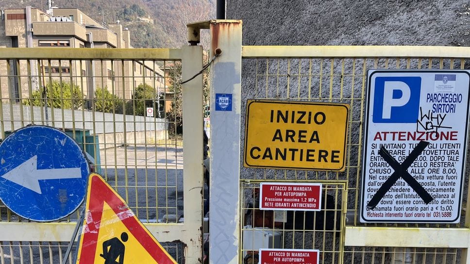 Il parcheggio a raso situato di fronte al mercato coperto è chiuso da diverso tempo per dei lavori