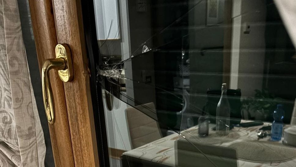 La finestra forzata dell’abitazione dell’ex assessore