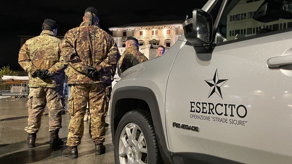 I militari schierati ieri sera in piazza Garibaldi a Cantù