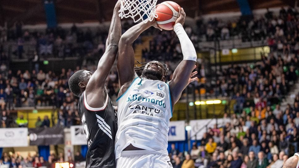 Oumar Ballo appoggia a canestro