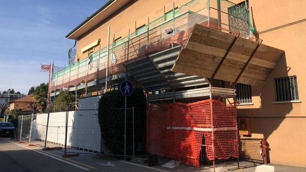I ponteggi sono stati circondati da una rete di protezione tricolore