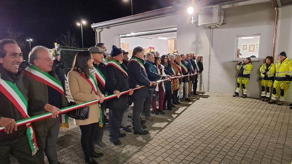 Un momento del taglio del nastro della sede di Dongo della Protezione civile, rimessa a nuovo
