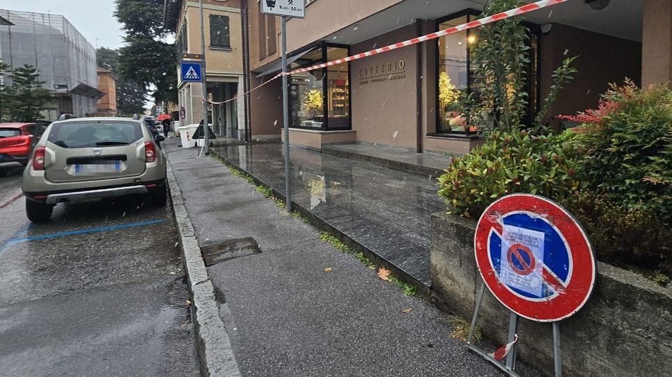 La segnaletica posizionata in via Volta per annunciare il divieto di sosta causa lavori  (Bartesaghi)