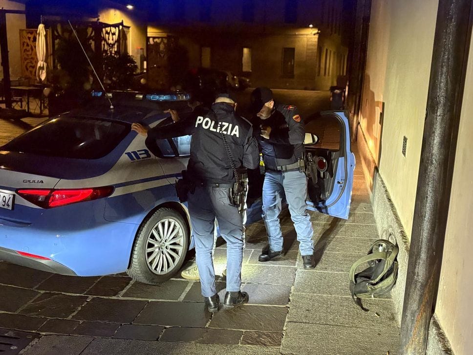 Un ubriaco che aveva appena cercato di rubare in un ristorante bloccato in centro storico