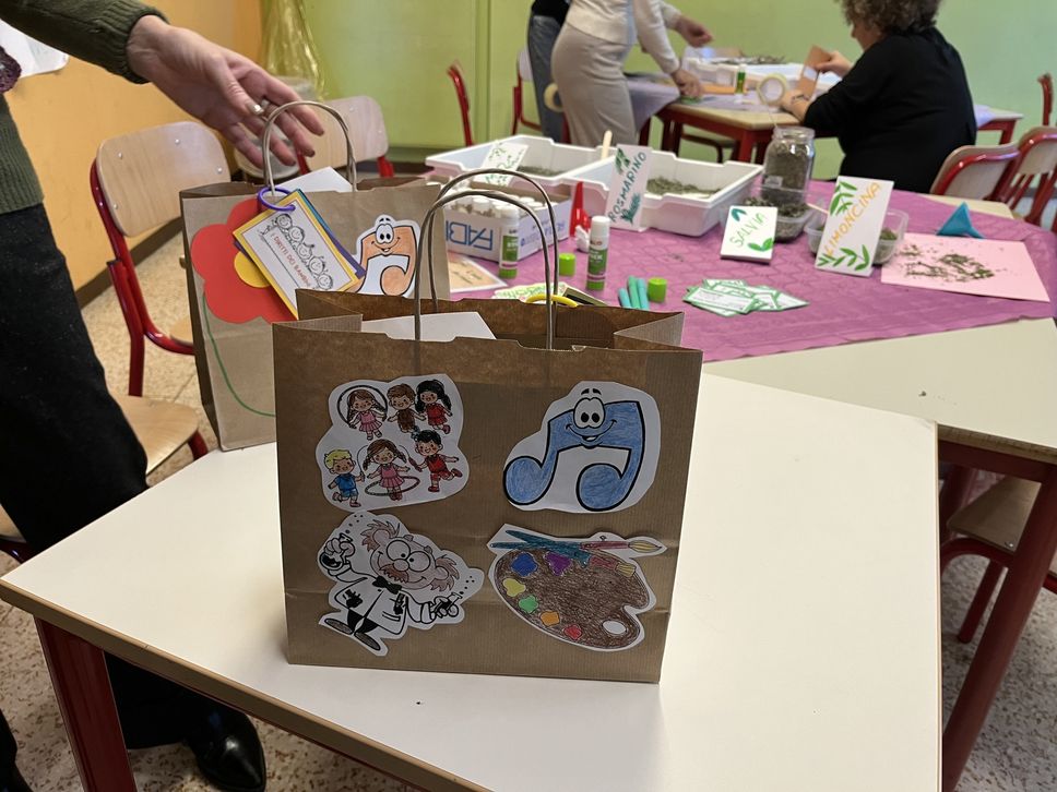 Il sacchetto con i gadget realizzati dai bambini durante l’open day nei vari laboratori offerti dalla scuola