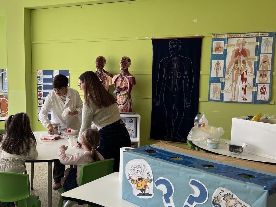 Un momento del laboratorio di scienze durante l’open day