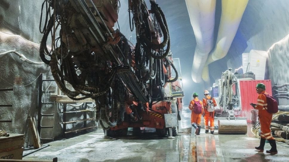 I lavori in corso all’interno del tunnel del Gottardo, in Svizzera