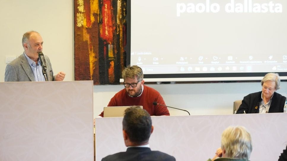 Mauro Robba, sindaco di Dongo, mentre parla in occasione della riunione dell’istituto Alcide Cervi