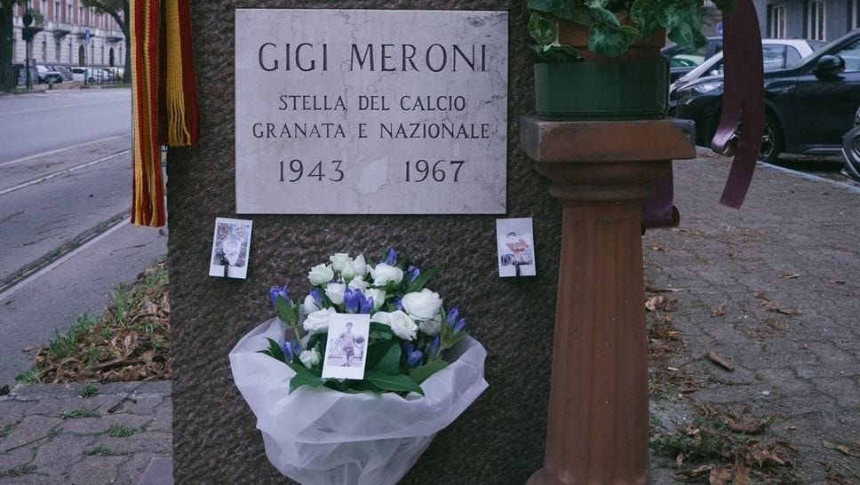 Il mazzo di fiori del Como alla memoria di Gigi Meroni